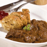 Hirschgulasch mit Semmelknödel und Preiselbeeren 