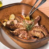 Oktopus im Tontopf geschmort